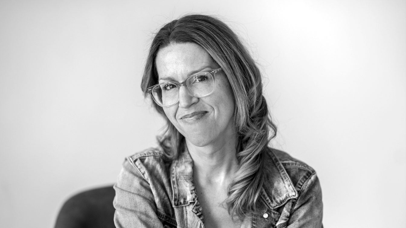 Portrait en noir et blanc de Mélanie St-Onge, PDG et fondatrice de Neurodidacte.