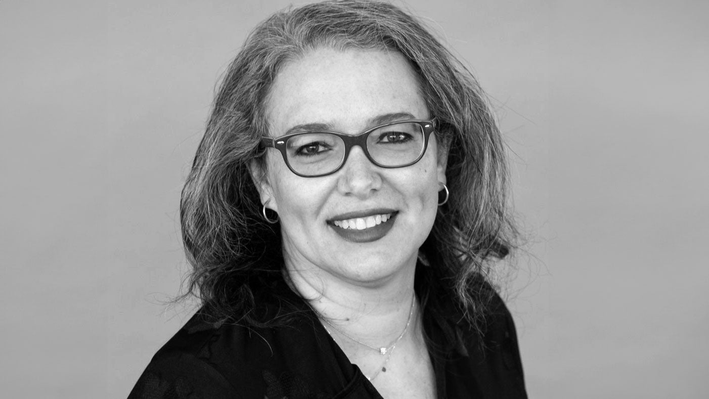 Portrait en noir et blanc de Stéphanie Tétreault souriante.