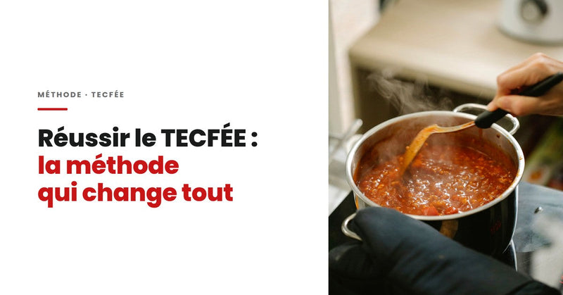 Une personne brasse une sauce à spaghetti qui mijote dans un chaudron.