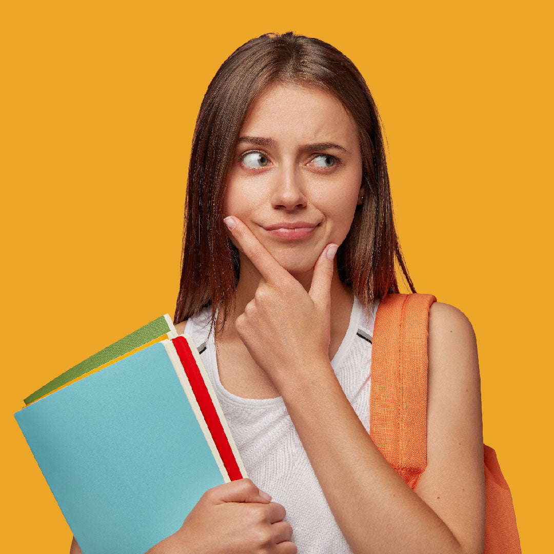 Une étudiante en enseignement avec un sac à dos et des cahiers de classe est pensive. 