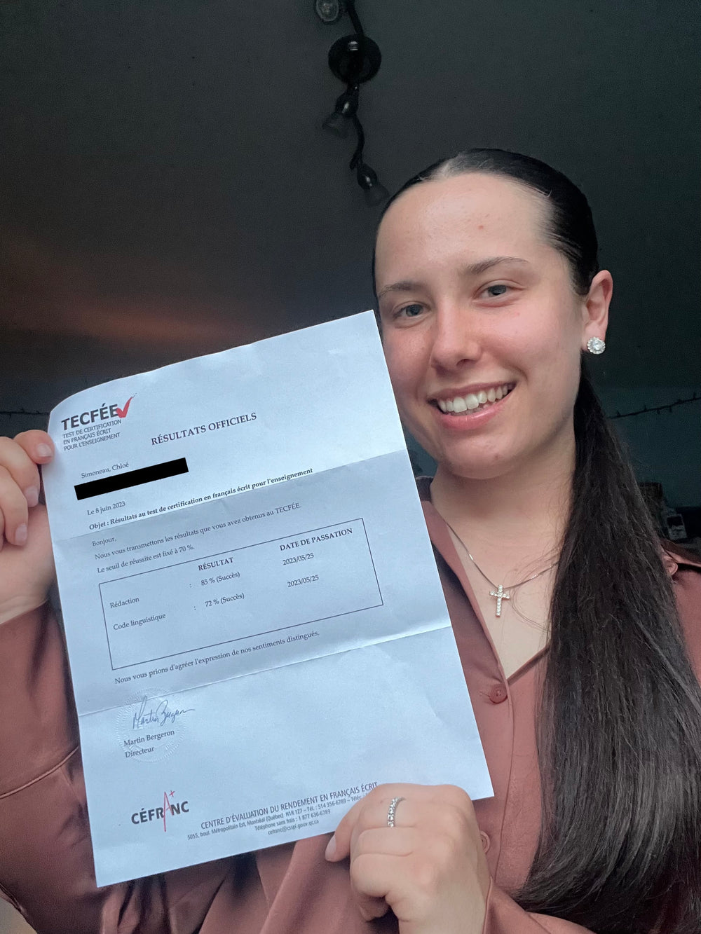 Chloé Simoneau, souriante, tient la lettre de résultats officiels du TECFÉE émise par le CÉFRANC.